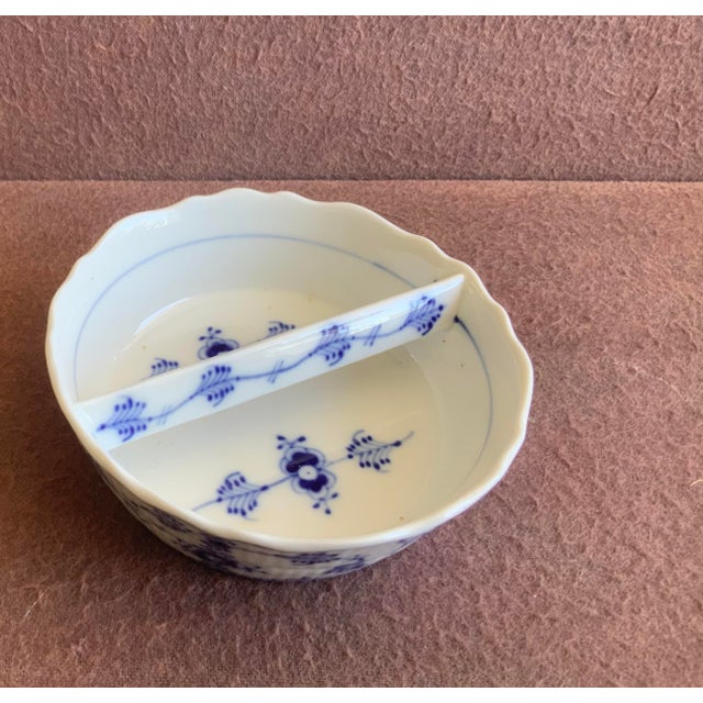 Raised center bar designed to clear ash or scrape a pipe. Now repurposed as a bowl for snacks, condiment or small items...
