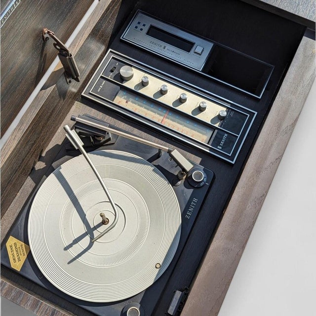 White Mid-Century Record Player & Radio Cabinet Vintage Zenith Stereo Console , 1970s For Sale - Image 8 of 10
