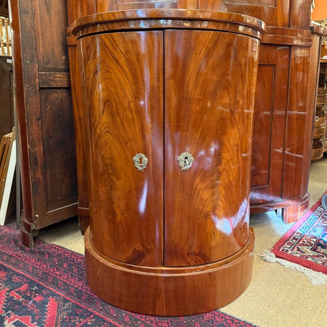 Biedermeier Demi Lune Half-Cabinet, in Very Good conditions. Designed before 1890