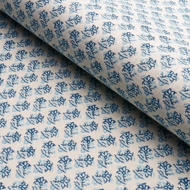 Contemporary Sample - Schumacher x Mark D. Sikes Oleander Indoor/Outdoor Fabric in Indigo For Sale - Image 3 of 4