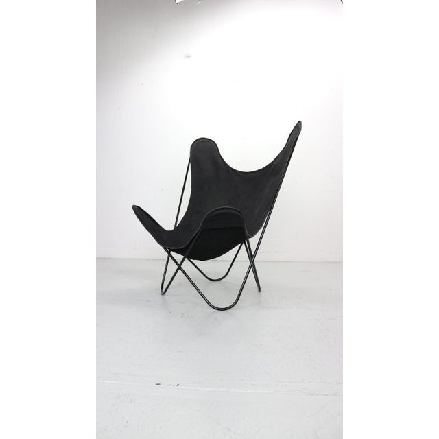 This black 'butterfly' chair was designed by Jorge Ferrari Hardoy in 1938 and was produced in the 1970s. It is made from...