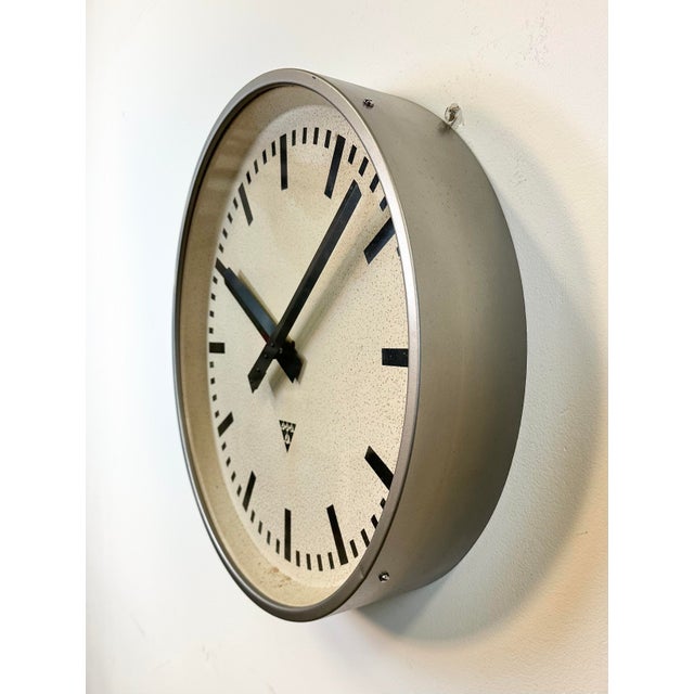 Large Industrial Grey Wall Clock from Pragotron, 1960s For Sale - Image 4 of 16