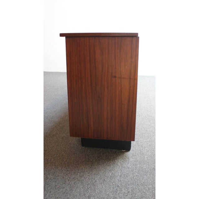 1960s American Modern Studio Craft Walnut Credenza/Cabinet on Ebonized Plinth Base For Sale - Image 5 of 13