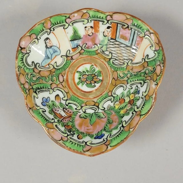 19th C Chinese Rose Medallion Triangular Footed Dish For Sale - Image 4 of 4
