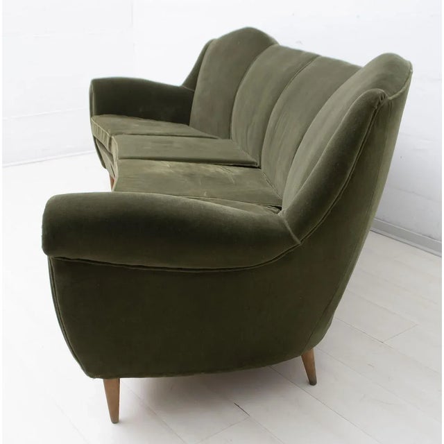 1950s Mid-Century Italian Modern Curved Velvet Sofa, 1950s For Sale - Image 5 of 10