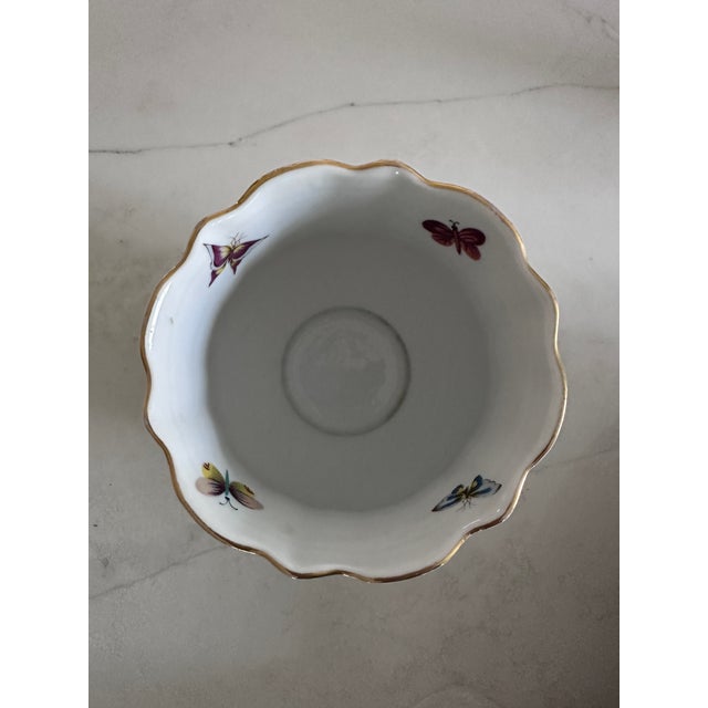 Chinoiserie Chinoiserie Porcelain Cachepot With Butterflies and Floral Decoration For Sale - Image 3 of 4