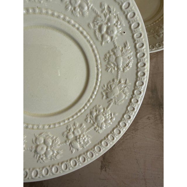1950s Wedgwood Wellesley 7 Inch Plates Set of 6 – Cream Embossed Queensware – Made in England For Sale In Chicago - Image 6 of 12