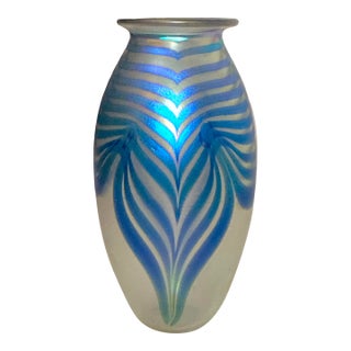 Vintage Robert Eickholt Blown Pulled Feather Blue Iridescent Studio Glass Vase For Sale