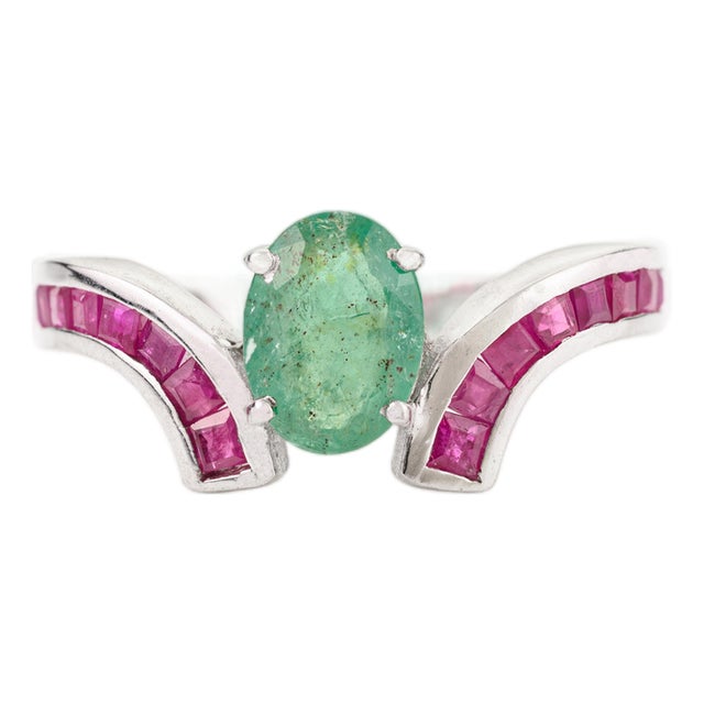 Modern 2.55 CTW Emerald & Ruby Inlay Crossover Ring in 925 Sterling Silver - Size 7 For Sale