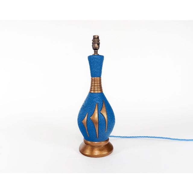 1950s Mid-Century Modern British Blue and Bronze Gilt Chalkware Table Lamp, 1960s For Sale - Image 5 of 5