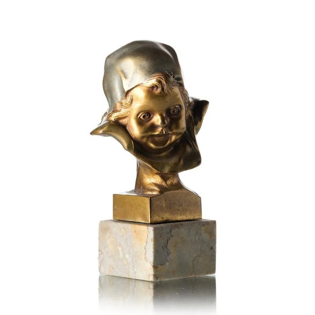 20th century French sculpture in gilded bronze. Standing on a marble base. Dimensions: 15 x 6 cm.