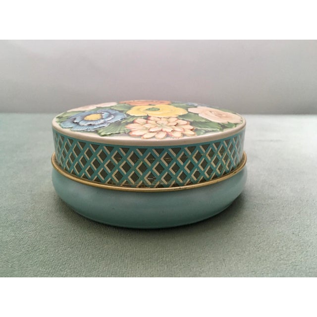 Pink Mid 20th Century Blue Floral Round Tin For Sale - Image 8 of 9