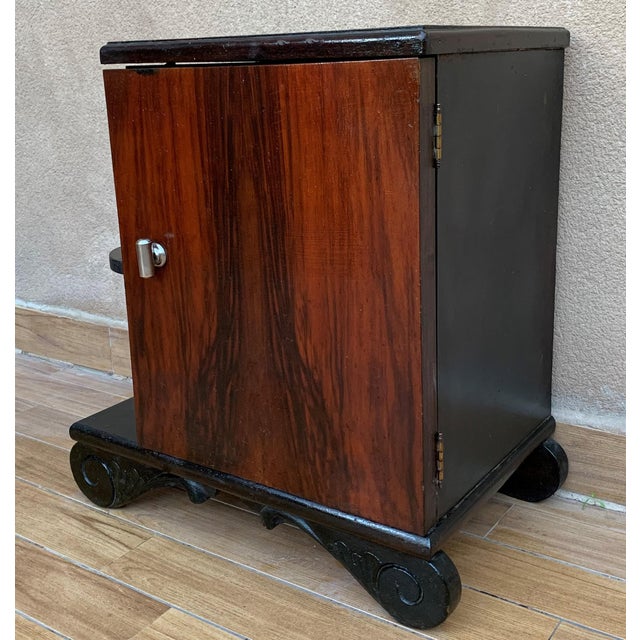 Early 20th Century Pair of Art Deco Side Cabinets or Nightstands with Ebonized Base and Burl Walnut For Sale In Miami - Image 6 of 18
