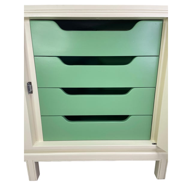 James Mont Style Lacquered Credenza in Cream & Mint Green, Hollywood Regency, 1960s (Attributed) For Sale - Image 10 of 16