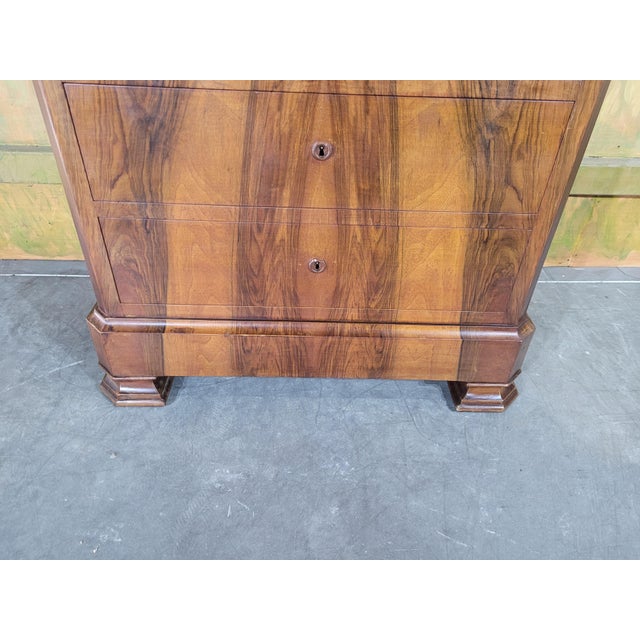 Small Louis Philippe period chest of drawers in walnut, with wooden top. These proportions are atypical, the quality of...