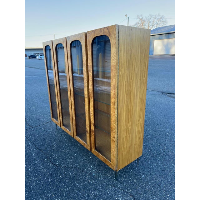 1960s Vintage Mid-Century Burlwood Display Cabinet With Arched Glass Doors For Sale - Image 5 of 7