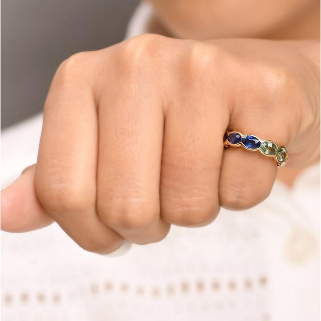 Natural rainbow sapphire band ring in 18k gold For Sale - Image 13 of 18