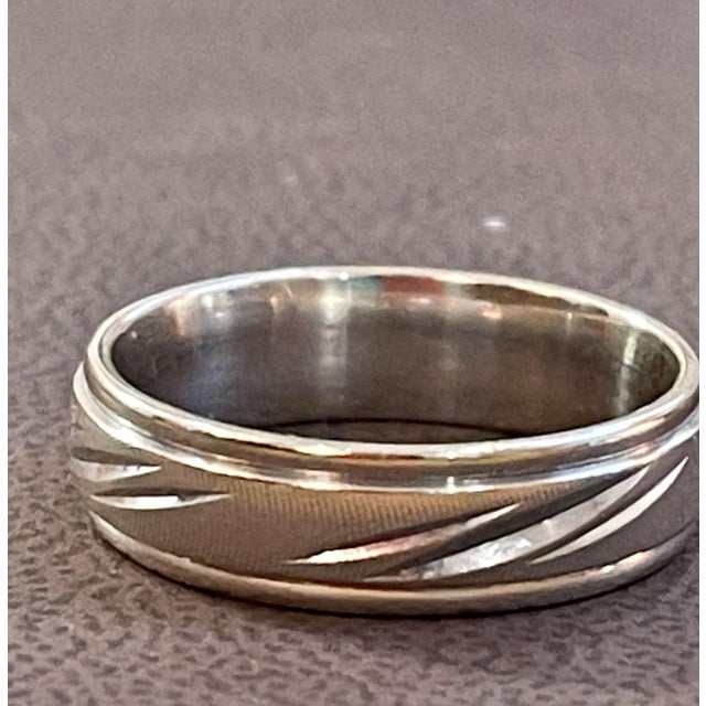 14 Karat White Gold Classic Wide Wedding Band With Design Ring, Unisex Size 10 For Sale - Image 9 of 18