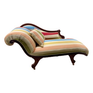 Antique Victorian Rococo Revival Chaise Longue / Méridienne (C. 1860–1890) – Restored Mahogany, Silk Upholstery For Sale