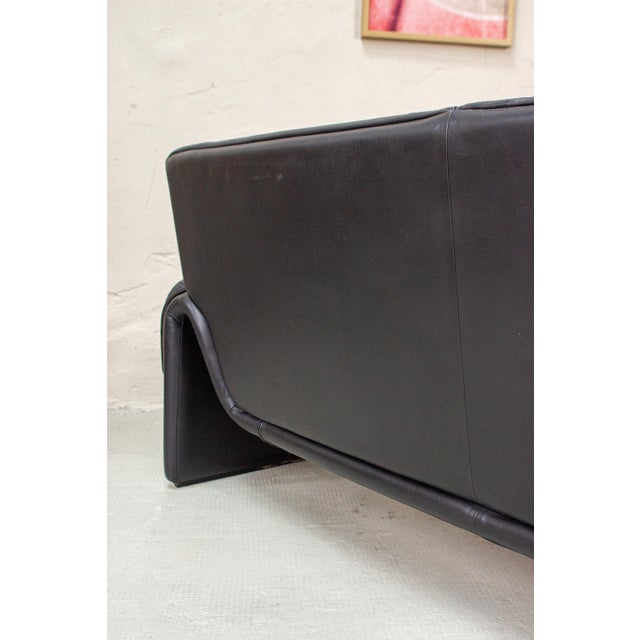 A beautiful two-seater sofa, model "DS-2011," by De Sede, made in Switzerland in 1983. The design is characterized by its...