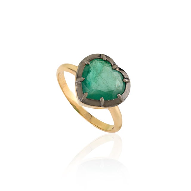 Contemporary Georgian Era Inspired Button Back Set 2.37 Ct Emerald Heart Ring Size 5.5 in 18k Gold For Sale - Image 3 of 17