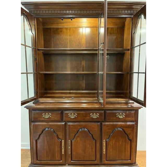 American 1980s American Drew Cherry China Cabinet Cherry Grove Lighted For Sale - Image 3 of 14