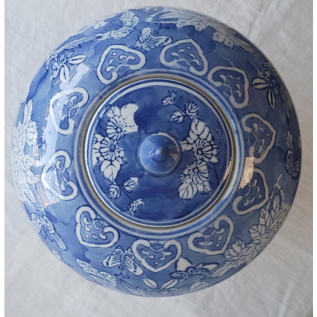 Chinoiserie Mid-Century Hand-Painted Reverse Blue Chinoiserie Ginger Jar, 1960s For Sale - Image 3 of 7