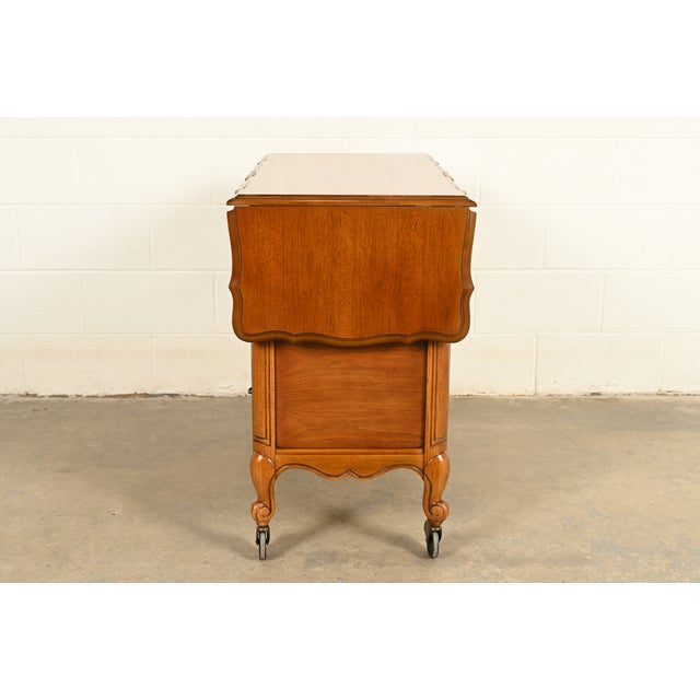 Thomasville French Provincial Louis XV Carved Walnut Buffet Server or Bar Cart, Circa 1970s For Sale - Image 15 of 17