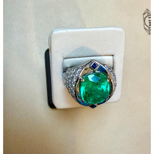 2020s 9 Ct Cushion Colombian Emerald & Diamond 2.5 Ct Ring Platinum Ring, Estate For Sale - Image 5 of 8