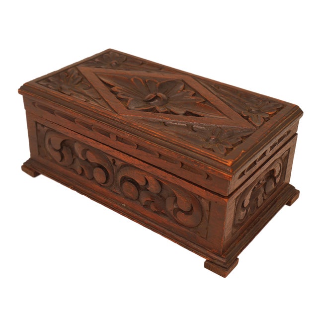English Late 19th Century Carved Oak Box With Foliate Decoration, English, Ca. 1880 For Sale - Image 3 of 10
