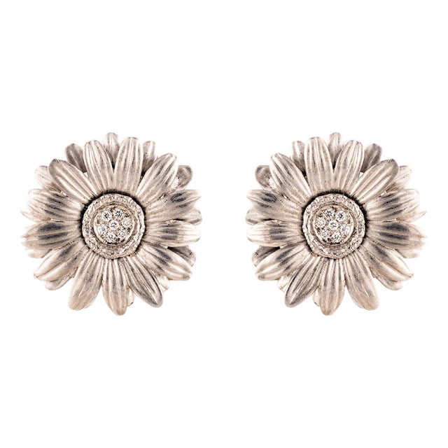 Late 20th Century Pair of Platinum Diamond Flower Earrings For Sale