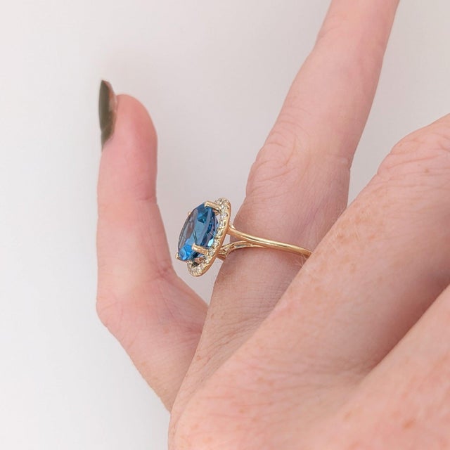 Modern 4.4Ct Glam Swiss Topaz Ring With Diamond Accents: Solid 14k Gold, Round 4.5mm, Size 6.75 For Sale - Image 3 of 8