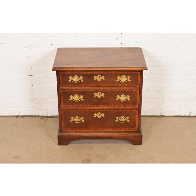 English 1980s Baker Furniture Georgian Banded Mahogany Bedside Chest For Sale - Image 3 of 12