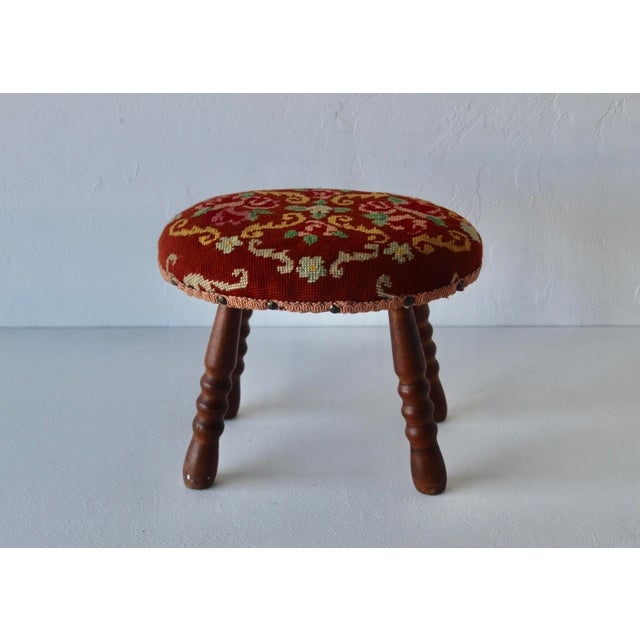 Mid 20th Century Vintage Mid-Century Turned Wood Legs Needlepoint Footstool Ottoman For Sale - Image 5 of 10