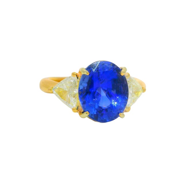 Contemporary 5.05 Carat Ceylon Blue Sapphire Diamond 18k Gold 3-Stone Ring, Gia Certified, Size 6.25 For Sale - Image 3 of 9