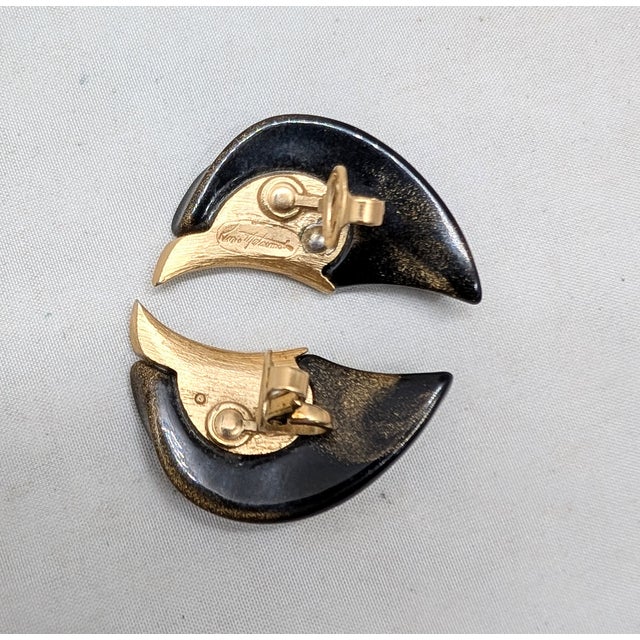 Vintage Signed Kunio Matsumoto for Trifari Modernist Brown/Gold Resin Clip Earrings-2 Pieces For Sale In Philadelphia - Image 6 of 7