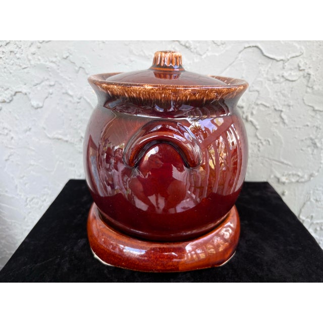 1960s Vintage Hull Oven Proof Brown Drip Bean Pot With Lid & Original Serving Stand – Mid-Century American Pottery For Sale - Image 5 of 10