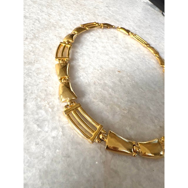 Lovely, vintage gold tone contemporary 1980s necklace.