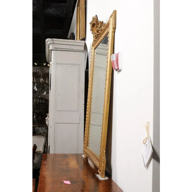 1870s French Napoléon III Carved Giltwood Mirror with Hunting Trophy Crest For Sale - Image 9 of 13