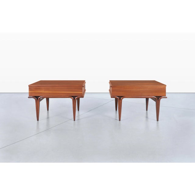 1960s Mid-Century Modern Sculptural Walnut Nightstands / Side Tables, 1960s For Sale - Image 5 of 12