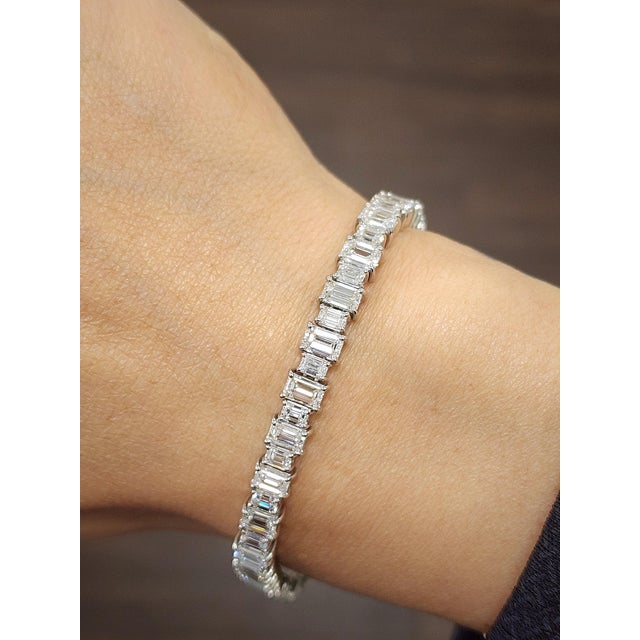 Modern 13.13 Ct Emerald Cut & Baguette Diamond Bracelet For Sale - Image 3 of 8