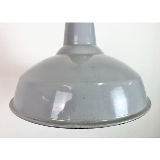 1960s Industrial British Grey Enamel Factory Pendant Lamp from Benjamin Electric Manufacturing Company, 1960s For Sale - Image 5 of 17