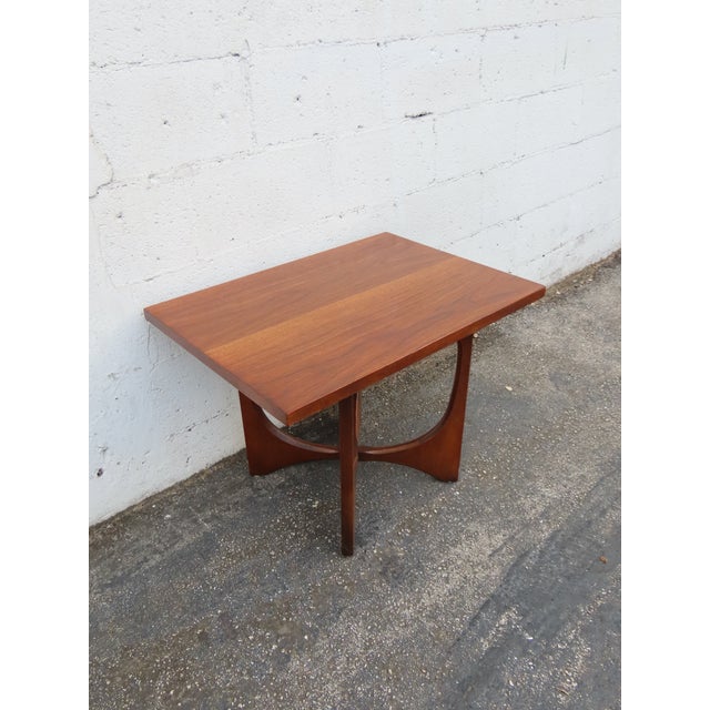 Broyhill Brasilia Broyhill Brasilia Mid Century Modern Side End Lamp Table 6242 For Sale - Image 4 of 9