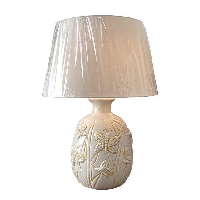 Large Vintage Ivory Ceramic Butterfly Relief Table Lamp – Rewired With New Shade For Sale