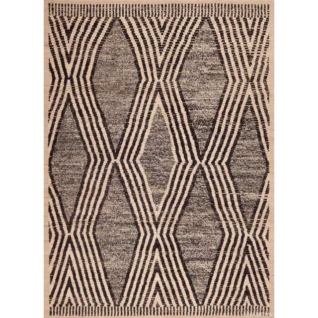 Nazmiyal Collection Bold Modern Area Geometric Tribal Salt and Pepper Color Rug For Sale