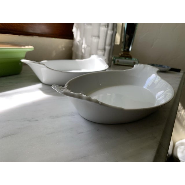 Here we have a vintage pair of French oval au gratin bakers. These are made in France by Apilco and are in very good...