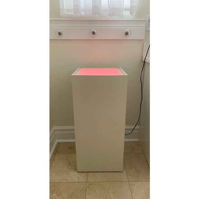 1980s Illuminated Postmodern White Pedestal For Sale In Chicago - Image 6 of 9