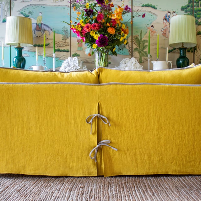 Sophie Conran Coco 2.5 seater Sofa with Contrast Welt Knife Edge Cushion in Ochre Linen For Sale In Charlotte - Image 6 of 8