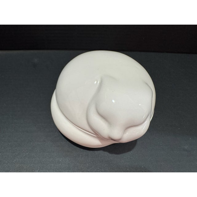 Tiffany & Co White Porcelain Sleeping Cat Trinket Box Signed 1977 Ring Dish For Sale In Atlanta - Image 6 of 7