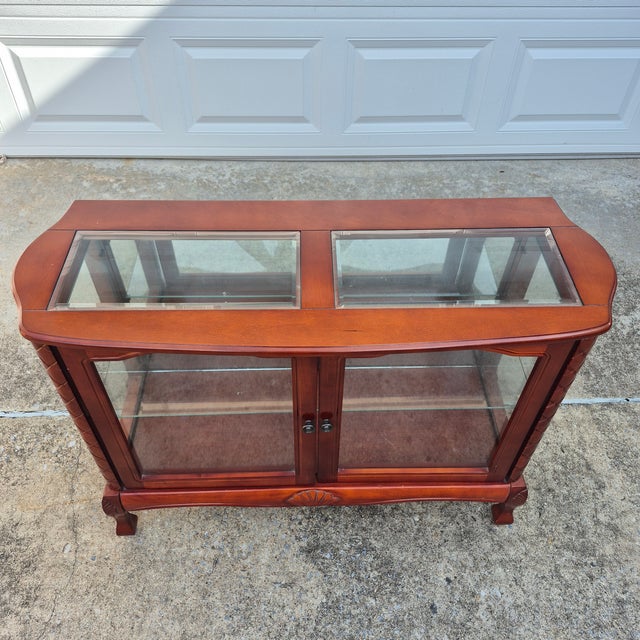 Late 20th Century Vintage Queen Anne Style Wood & Glass Curio Display Cabinet For Sale - Image 4 of 15